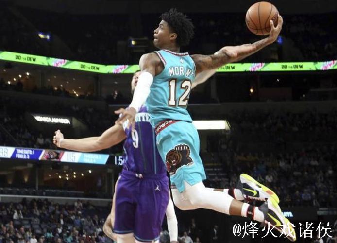 莫兰特转身摆脱防守上空篮打板过桥不沾框,随后无奈抱头 莫兰特转身摆脱防守上空篮打板过桥不沾框,随后无奈抱头